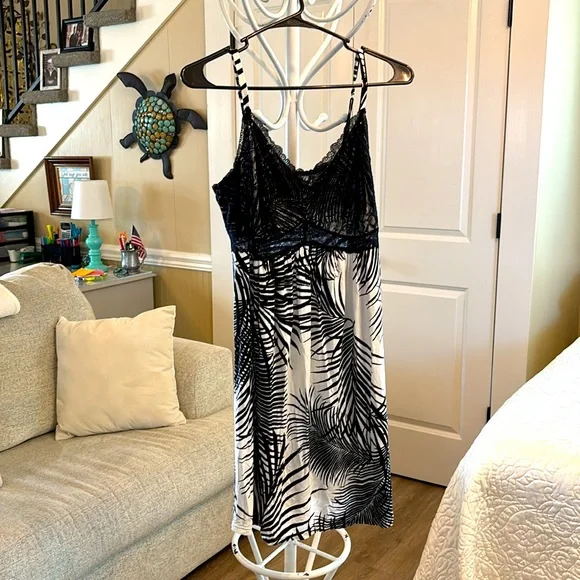 Soma Black and White Palm Leaf Print Chemise Gown Large - Picture 3 of 9